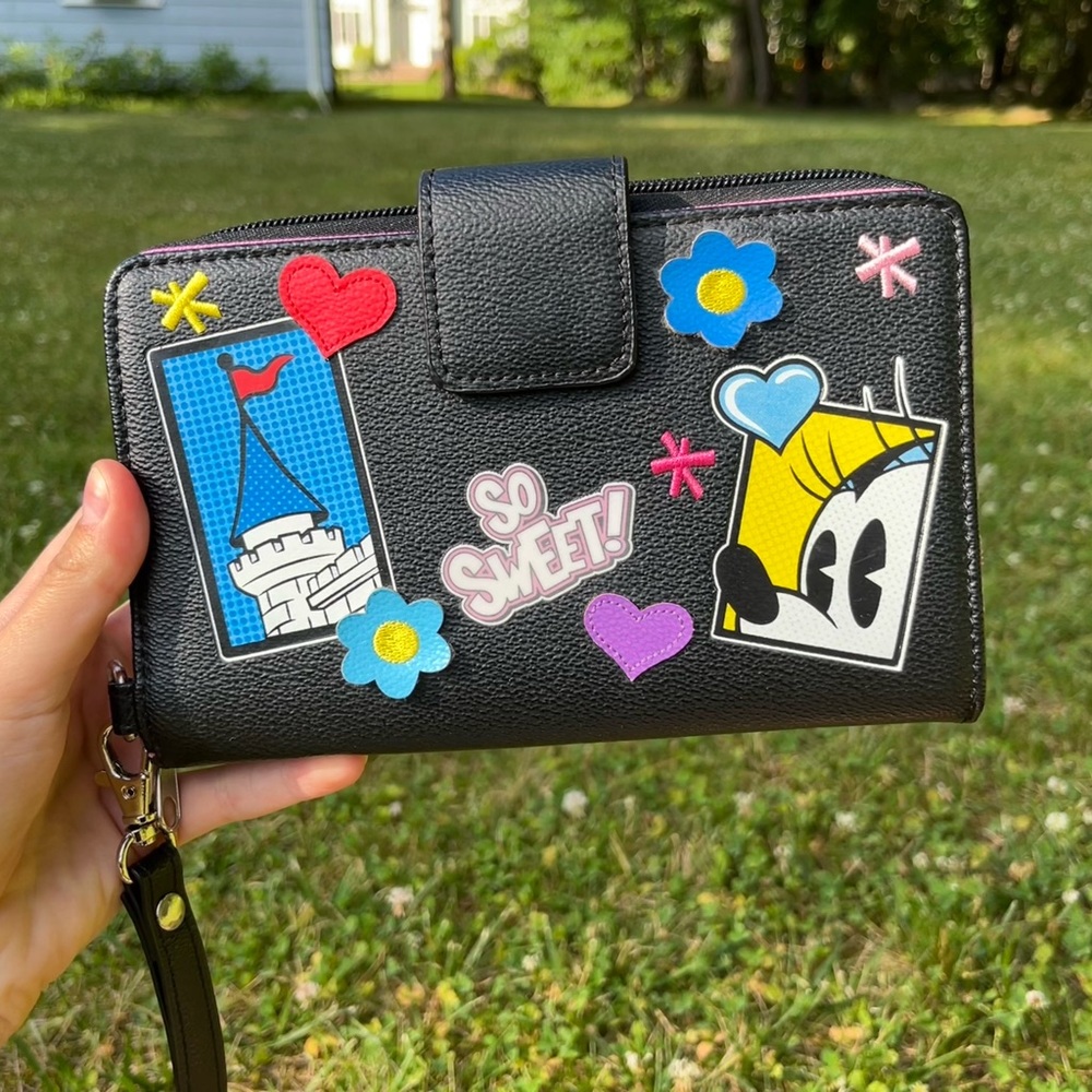 NWOT Disney Minnie and Mickey Comic Pop Art Wristlet Wallet